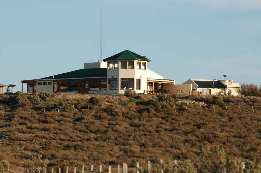 Argentina 102 - peninsula Valdes - faro Punta Delgada.jpg
